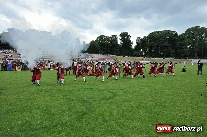 Zdjęcie w galerii na portalu naszraciborz.pl: Daniel Olbrychski jako król Jan III Sobieski na przemarszu z okazji Dni Raciborza wiadomości z regionu