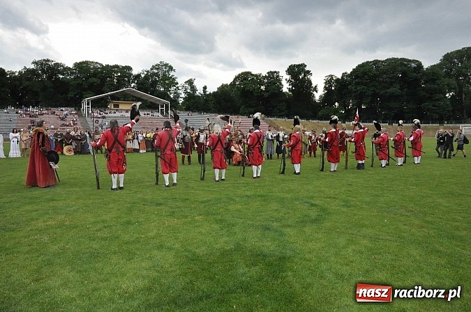 Zdjęcie w galerii na portalu naszraciborz.pl: Daniel Olbrychski jako król Jan III Sobieski na przemarszu z okazji Dni Raciborza wiadomości z regionu