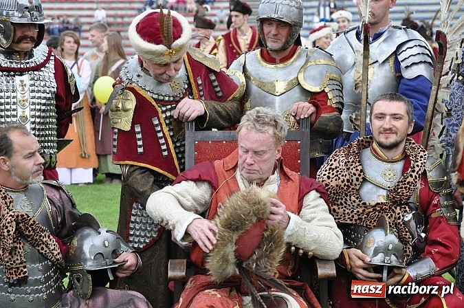 Zdjęcie w galerii na portalu naszraciborz.pl: Daniel Olbrychski jako król Jan III Sobieski na przemarszu z okazji Dni Raciborza wiadomości z regionu