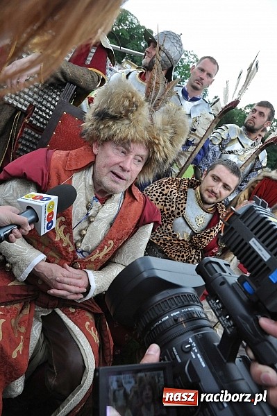 Zdjęcie w galerii na portalu naszraciborz.pl: Daniel Olbrychski jako król Jan III Sobieski na przemarszu z okazji Dni Raciborza wiadomości z regionu