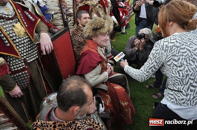 Zdjęcie w galerii na portalu naszraciborz.pl: Daniel Olbrychski jako król Jan III Sobieski na przemarszu z okazji Dni Raciborza wiadomości z regionu
