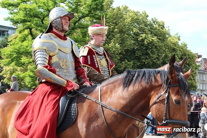 Zdjęcie w galerii na portalu naszraciborz.pl: Daniel Olbrychski jako król Jan III Sobieski na przemarszu z okazji Dni Raciborza wiadomości z regionu