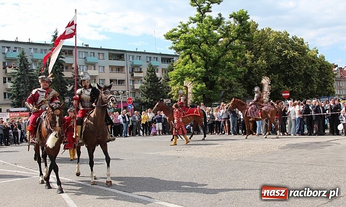 Zdjęcie w galerii na portalu naszraciborz.pl: Daniel Olbrychski jako król Jan III Sobieski na przemarszu z okazji Dni Raciborza wiadomości z regionu