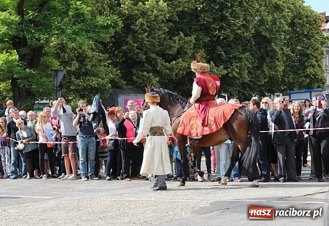 Zdjęcie w galerii na portalu naszraciborz.pl: Daniel Olbrychski jako król Jan III Sobieski na przemarszu z okazji Dni Raciborza wiadomości z regionu