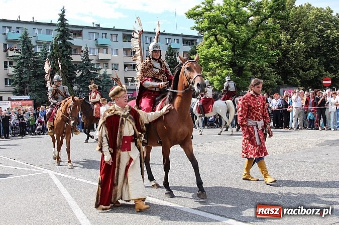 Zdjęcie w galerii na portalu naszraciborz.pl: Daniel Olbrychski jako król Jan III Sobieski na przemarszu z okazji Dni Raciborza wiadomości z regionu