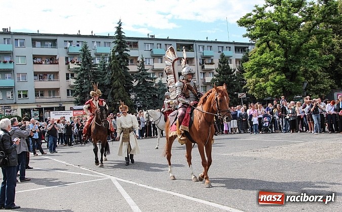 Zdjęcie w galerii na portalu naszraciborz.pl: Daniel Olbrychski jako król Jan III Sobieski na przemarszu z okazji Dni Raciborza wiadomości z regionu