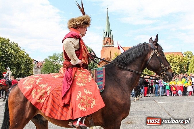 Zdjęcie w galerii na portalu naszraciborz.pl: Daniel Olbrychski jako król Jan III Sobieski na przemarszu z okazji Dni Raciborza wiadomości z regionu