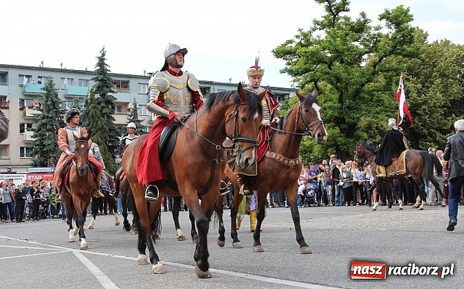 Zdjęcie w galerii na portalu naszraciborz.pl: Daniel Olbrychski jako król Jan III Sobieski na przemarszu z okazji Dni Raciborza wiadomości z regionu