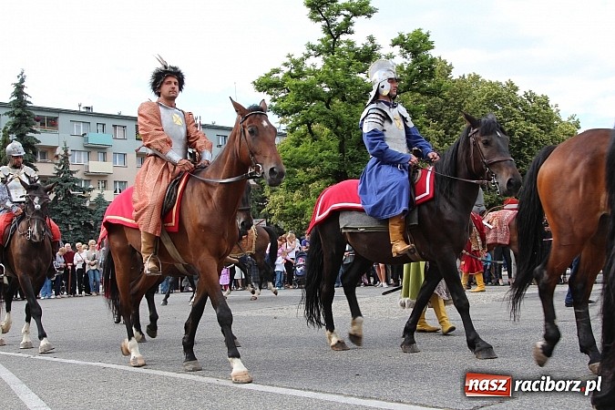 Zdjęcie w galerii na portalu naszraciborz.pl: Daniel Olbrychski jako król Jan III Sobieski na przemarszu z okazji Dni Raciborza wiadomości z regionu
