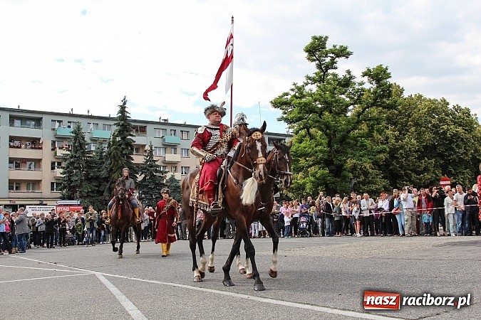 Zdjęcie w galerii na portalu naszraciborz.pl: Daniel Olbrychski jako król Jan III Sobieski na przemarszu z okazji Dni Raciborza wiadomości z regionu
