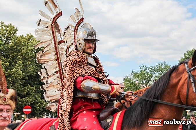 Zdjęcie w galerii na portalu naszraciborz.pl: Daniel Olbrychski jako król Jan III Sobieski na przemarszu z okazji Dni Raciborza wiadomości z regionu