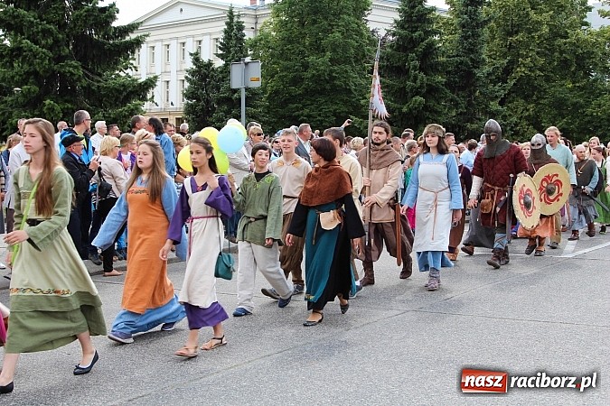 Zdjęcie w galerii na portalu naszraciborz.pl: Daniel Olbrychski jako król Jan III Sobieski na przemarszu z okazji Dni Raciborza wiadomości z regionu