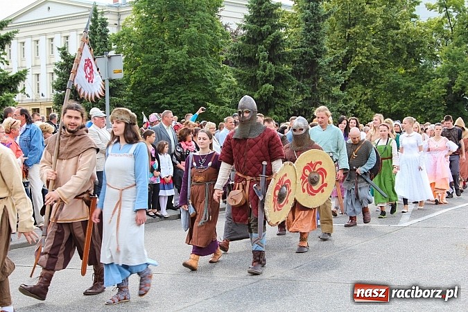Zdjęcie w galerii na portalu naszraciborz.pl: Daniel Olbrychski jako król Jan III Sobieski na przemarszu z okazji Dni Raciborza wiadomości z regionu