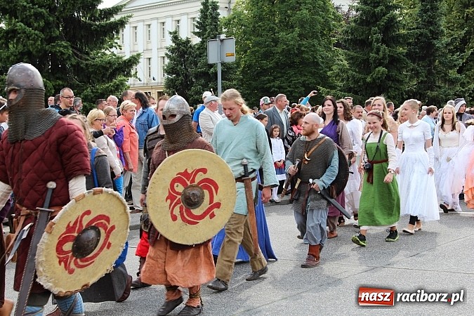Zdjęcie w galerii na portalu naszraciborz.pl: Daniel Olbrychski jako król Jan III Sobieski na przemarszu z okazji Dni Raciborza wiadomości z regionu