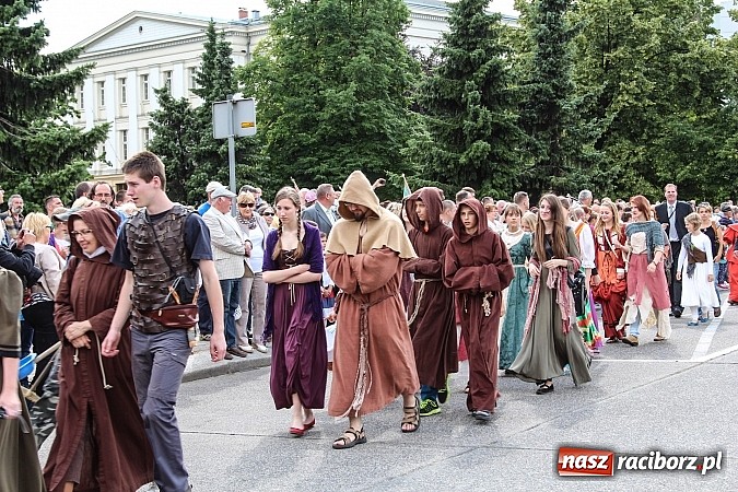 Zdjęcie w galerii na portalu naszraciborz.pl: Daniel Olbrychski jako król Jan III Sobieski na przemarszu z okazji Dni Raciborza wiadomości z regionu