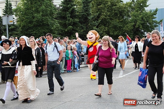 Zdjęcie w galerii na portalu naszraciborz.pl: Daniel Olbrychski jako król Jan III Sobieski na przemarszu z okazji Dni Raciborza wiadomości z regionu