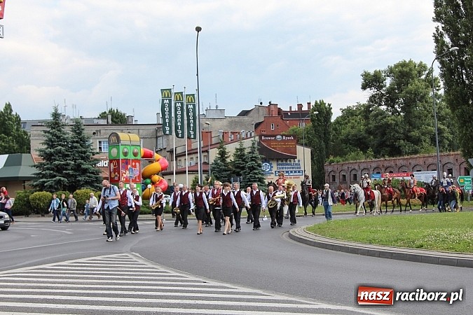Zdjęcie w galerii na portalu naszraciborz.pl: Daniel Olbrychski jako król Jan III Sobieski na przemarszu z okazji Dni Raciborza wiadomości z regionu