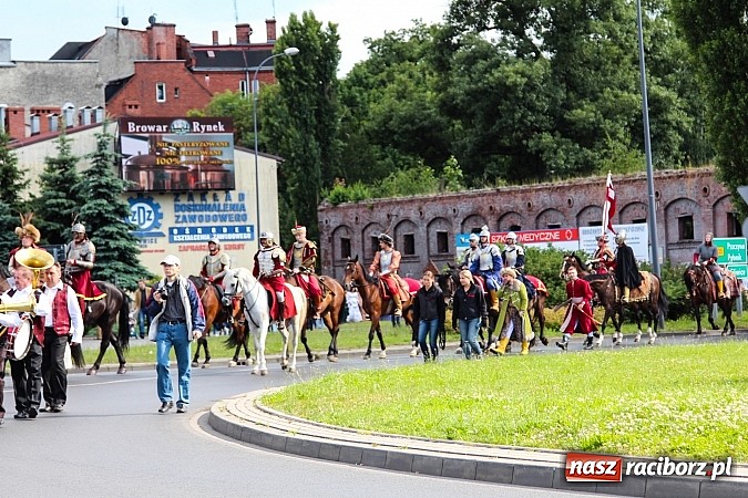 Zdjęcie w galerii na portalu naszraciborz.pl: Daniel Olbrychski jako król Jan III Sobieski na przemarszu z okazji Dni Raciborza wiadomości z regionu