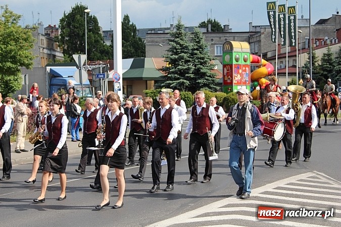 Zdjęcie w galerii na portalu naszraciborz.pl: Daniel Olbrychski jako król Jan III Sobieski na przemarszu z okazji Dni Raciborza wiadomości z regionu