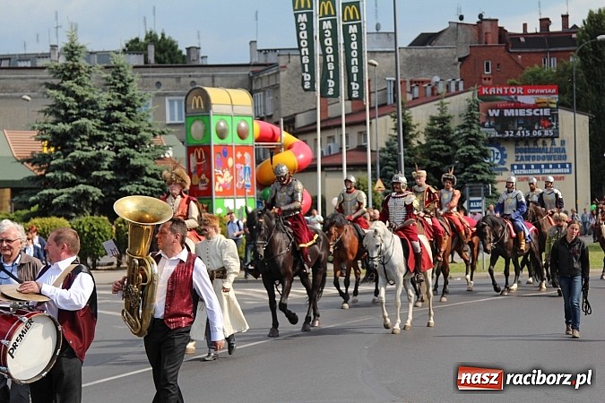 Zdjęcie w galerii na portalu naszraciborz.pl: Daniel Olbrychski jako król Jan III Sobieski na przemarszu z okazji Dni Raciborza wiadomości z regionu