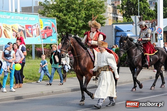 Zdjęcie w galerii na portalu naszraciborz.pl: Daniel Olbrychski jako król Jan III Sobieski na przemarszu z okazji Dni Raciborza wiadomości z regionu