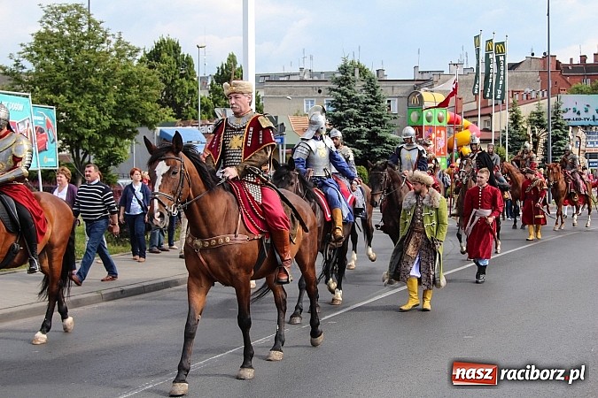 Zdjęcie w galerii na portalu naszraciborz.pl: Daniel Olbrychski jako król Jan III Sobieski na przemarszu z okazji Dni Raciborza wiadomości z regionu