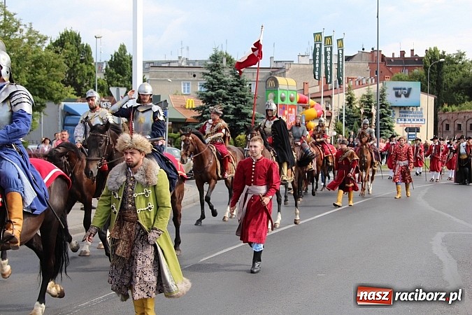 Zdjęcie w galerii na portalu naszraciborz.pl: Daniel Olbrychski jako król Jan III Sobieski na przemarszu z okazji Dni Raciborza wiadomości z regionu