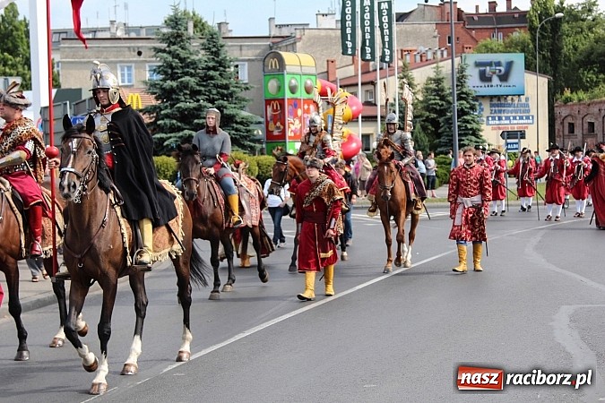 Zdjęcie w galerii na portalu naszraciborz.pl: Daniel Olbrychski jako król Jan III Sobieski na przemarszu z okazji Dni Raciborza wiadomości z regionu