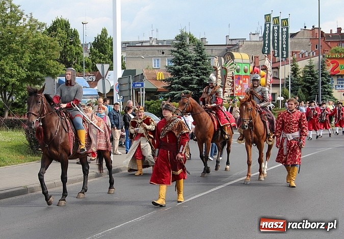Zdjęcie w galerii na portalu naszraciborz.pl: Daniel Olbrychski jako król Jan III Sobieski na przemarszu z okazji Dni Raciborza wiadomości z regionu
