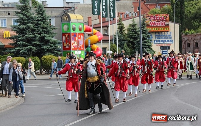 Zdjęcie w galerii na portalu naszraciborz.pl: Daniel Olbrychski jako król Jan III Sobieski na przemarszu z okazji Dni Raciborza wiadomości z regionu