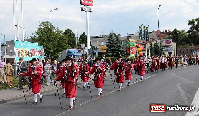 Zdjęcie w galerii na portalu naszraciborz.pl: Daniel Olbrychski jako król Jan III Sobieski na przemarszu z okazji Dni Raciborza wiadomości z regionu