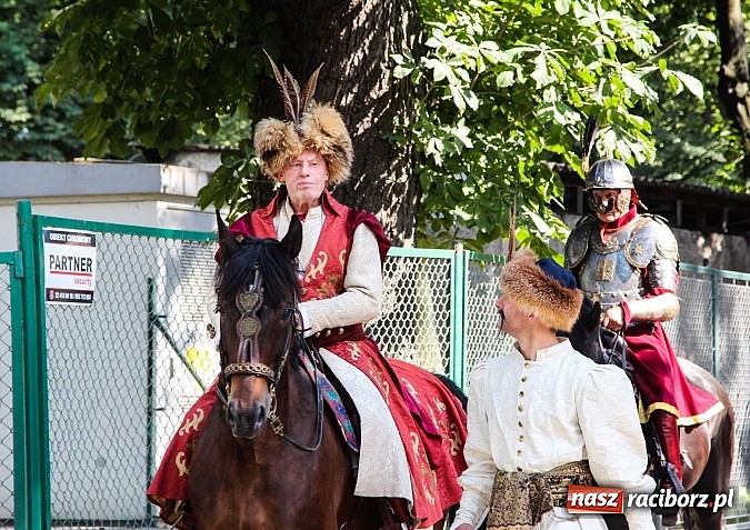 Zdjęcie w galerii na portalu naszraciborz.pl: Daniel Olbrychski jako król Jan III Sobieski na przemarszu z okazji Dni Raciborza wiadomości z regionu
