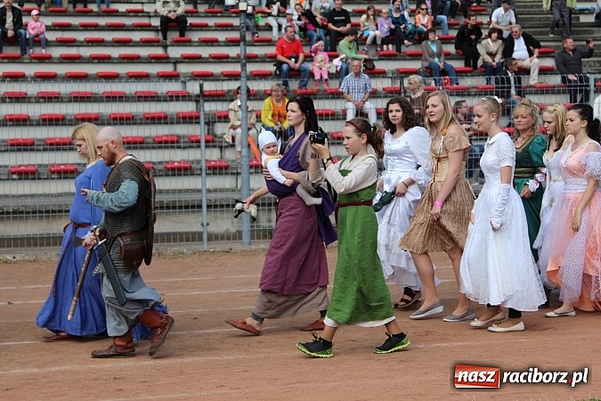 Zdjęcie w galerii na portalu naszraciborz.pl: Daniel Olbrychski jako król Jan III Sobieski na przemarszu z okazji Dni Raciborza wiadomości z regionu