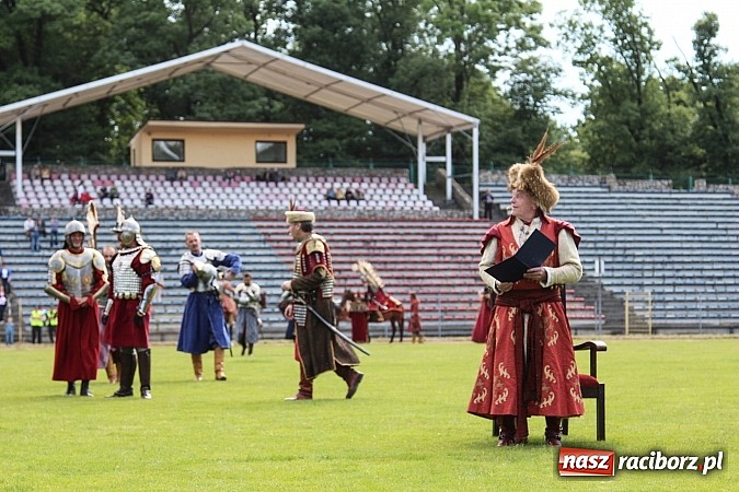 Zdjęcie w galerii na portalu naszraciborz.pl: Daniel Olbrychski jako król Jan III Sobieski na przemarszu z okazji Dni Raciborza wiadomości z regionu