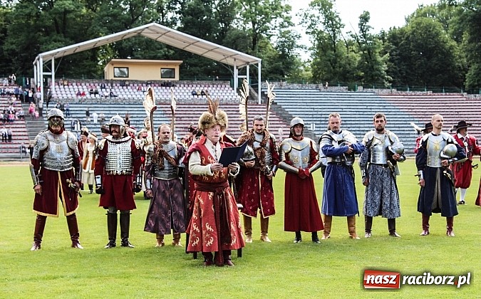 Zdjęcie w galerii na portalu naszraciborz.pl: Daniel Olbrychski jako król Jan III Sobieski na przemarszu z okazji Dni Raciborza wiadomości z regionu