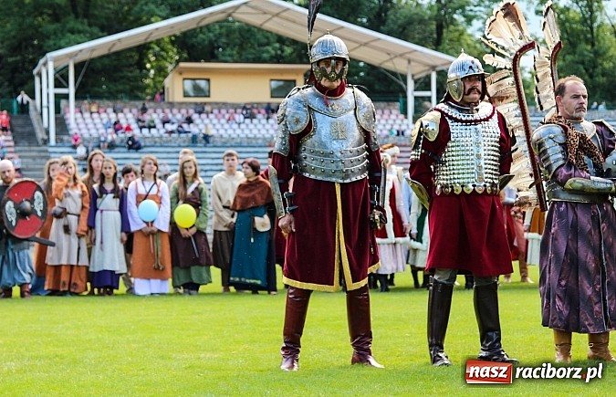 Zdjęcie w galerii na portalu naszraciborz.pl: Daniel Olbrychski jako król Jan III Sobieski na przemarszu z okazji Dni Raciborza wiadomości z regionu