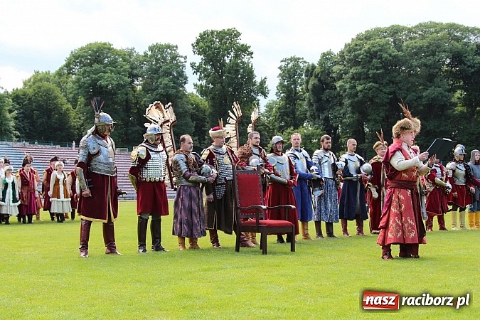 Zdjęcie w galerii na portalu naszraciborz.pl: Daniel Olbrychski jako król Jan III Sobieski na przemarszu z okazji Dni Raciborza wiadomości z regionu