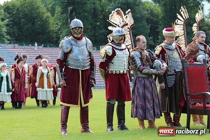 Zdjęcie w galerii na portalu naszraciborz.pl: Daniel Olbrychski jako król Jan III Sobieski na przemarszu z okazji Dni Raciborza wiadomości z regionu