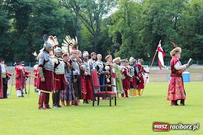 Zdjęcie w galerii na portalu naszraciborz.pl: Daniel Olbrychski jako król Jan III Sobieski na przemarszu z okazji Dni Raciborza wiadomości z regionu