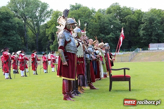 Zdjęcie w galerii na portalu naszraciborz.pl: Daniel Olbrychski jako król Jan III Sobieski na przemarszu z okazji Dni Raciborza wiadomości z regionu