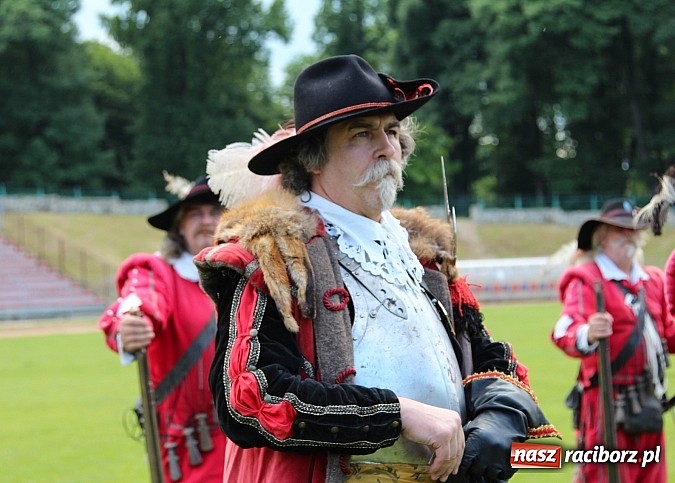 Zdjęcie w galerii na portalu naszraciborz.pl: Daniel Olbrychski jako król Jan III Sobieski na przemarszu z okazji Dni Raciborza wiadomości z regionu