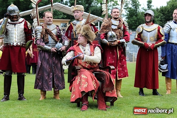 Zdjęcie w galerii na portalu naszraciborz.pl: Daniel Olbrychski jako król Jan III Sobieski na przemarszu z okazji Dni Raciborza wiadomości z regionu