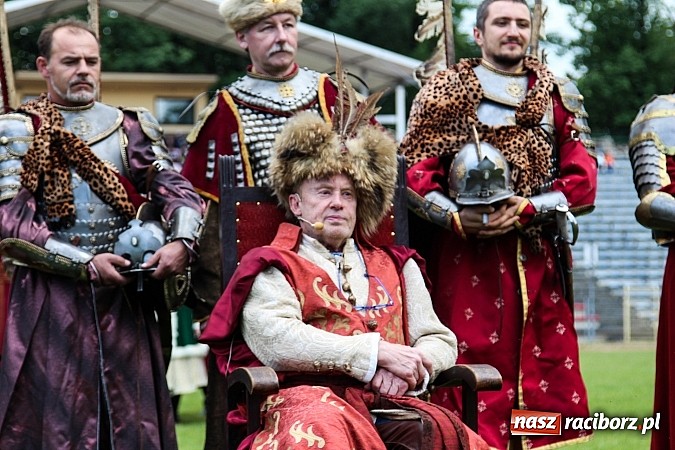 Zdjęcie w galerii na portalu naszraciborz.pl: Daniel Olbrychski jako król Jan III Sobieski na przemarszu z okazji Dni Raciborza wiadomości z regionu