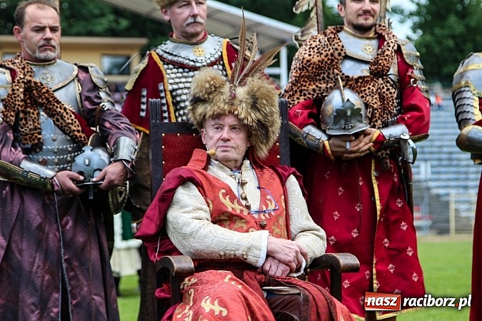Zdjęcie w galerii na portalu naszraciborz.pl: Daniel Olbrychski jako król Jan III Sobieski na przemarszu z okazji Dni Raciborza wiadomości z regionu