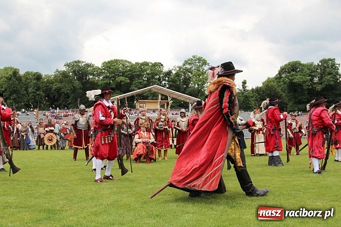 Zdjęcie w galerii na portalu naszraciborz.pl: Daniel Olbrychski jako król Jan III Sobieski na przemarszu z okazji Dni Raciborza wiadomości z regionu