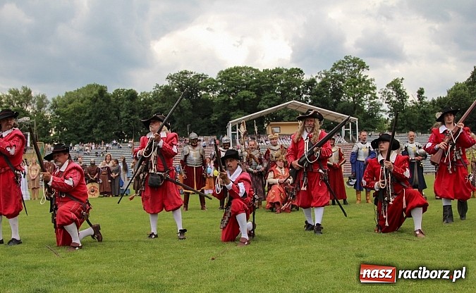 Zdjęcie w galerii na portalu naszraciborz.pl: Daniel Olbrychski jako król Jan III Sobieski na przemarszu z okazji Dni Raciborza wiadomości z regionu
