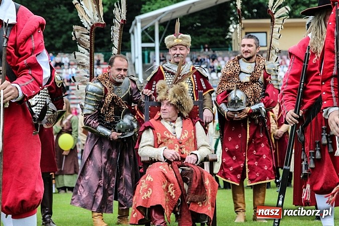 Zdjęcie w galerii na portalu naszraciborz.pl: Daniel Olbrychski jako król Jan III Sobieski na przemarszu z okazji Dni Raciborza wiadomości z regionu