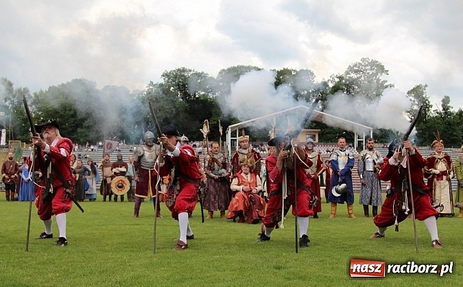 Zdjęcie w galerii na portalu naszraciborz.pl: Daniel Olbrychski jako król Jan III Sobieski na przemarszu z okazji Dni Raciborza wiadomości z regionu