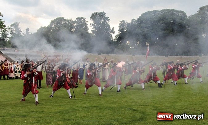Zdjęcie w galerii na portalu naszraciborz.pl: Daniel Olbrychski jako król Jan III Sobieski na przemarszu z okazji Dni Raciborza wiadomości z regionu
