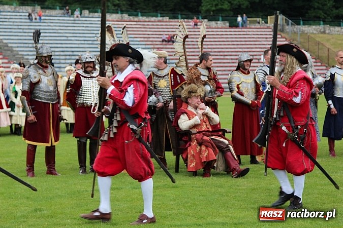 Zdjęcie w galerii na portalu naszraciborz.pl: Daniel Olbrychski jako król Jan III Sobieski na przemarszu z okazji Dni Raciborza wiadomości z regionu